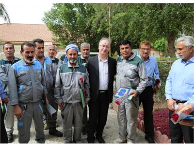 کارگران نقش کلیدی در پیشبرد اهداف سازمانی؛ تجلیل از کارگران نمونه شرکت عملیات غیرصنعتی بندرماهشهر