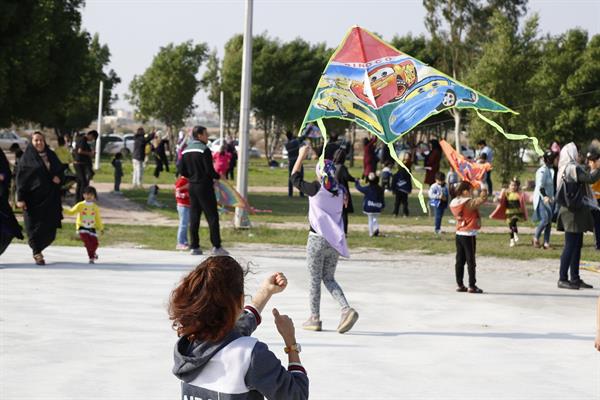 بادبادک بازی کودکان آسمان شهرک بعثت را رنگارنگ کرد+تصاویر