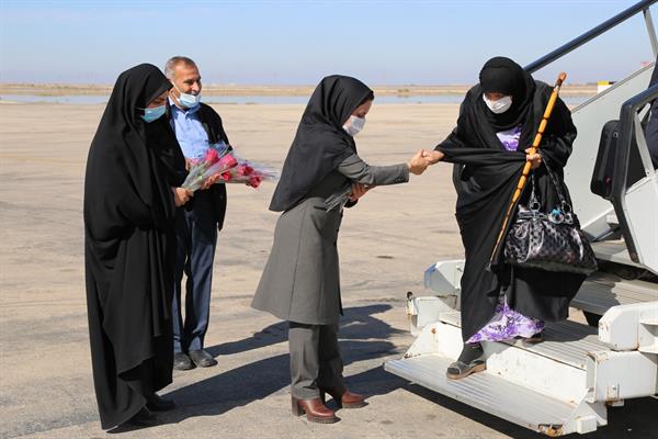 اهداء شاخه گل به بانوان مسافر پرواز تهران-ماهشهر به مناسبت روز مادر