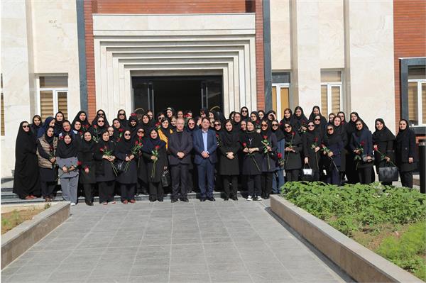 تقدیر از بانوان توسط مدیر عامل و اعضای هیئت مدیره شرکت عملیات غیرصنعتی ماهشهر به مناسبت ولادت حضرت فاطمه زهرا (س)